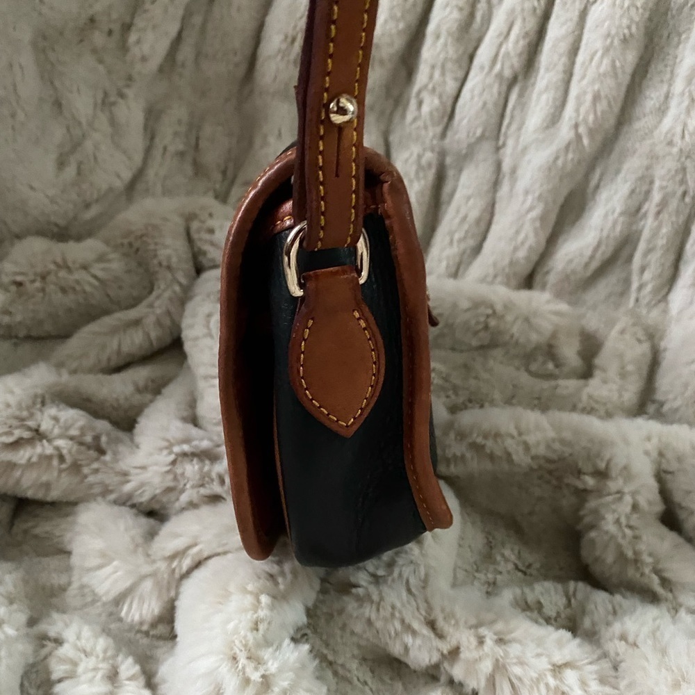 Dooney & Bourke All Weather Small Crossbody Saddle Bag Black/British Tan - Picture 5 of 13